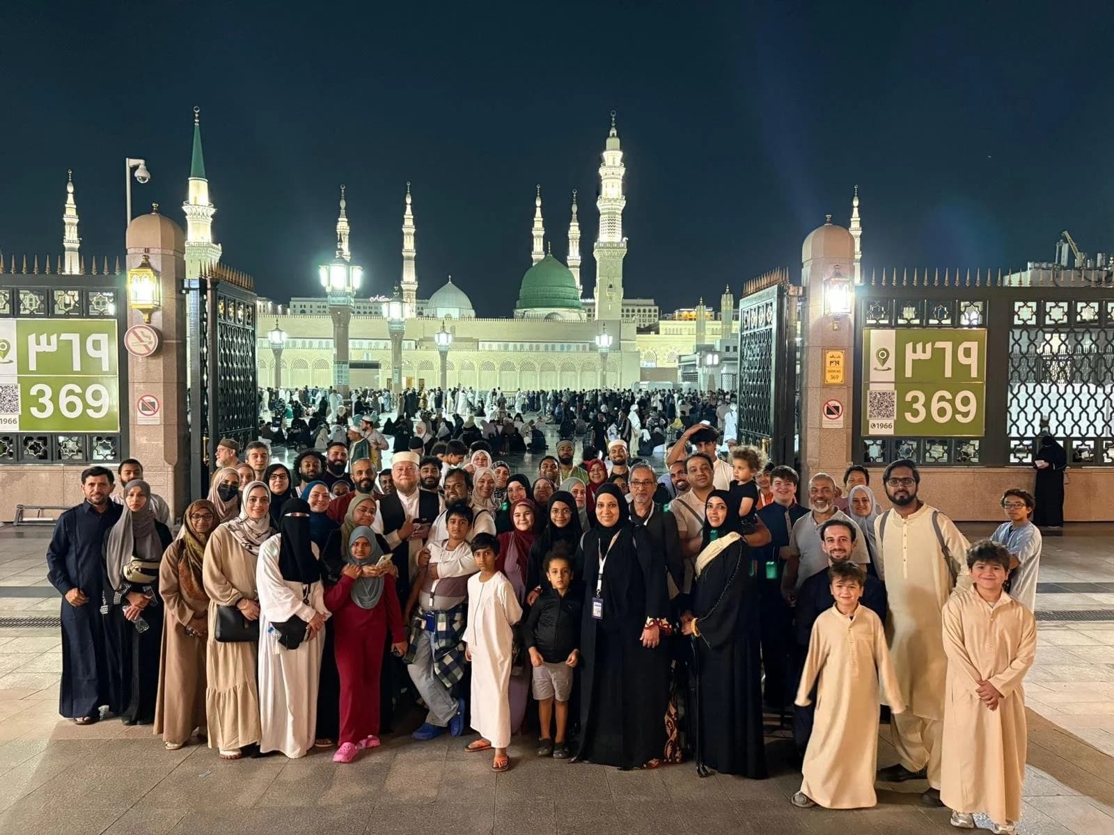 Tawasaw travelers gathered outside the Prophet’s Mosque in Madinah.